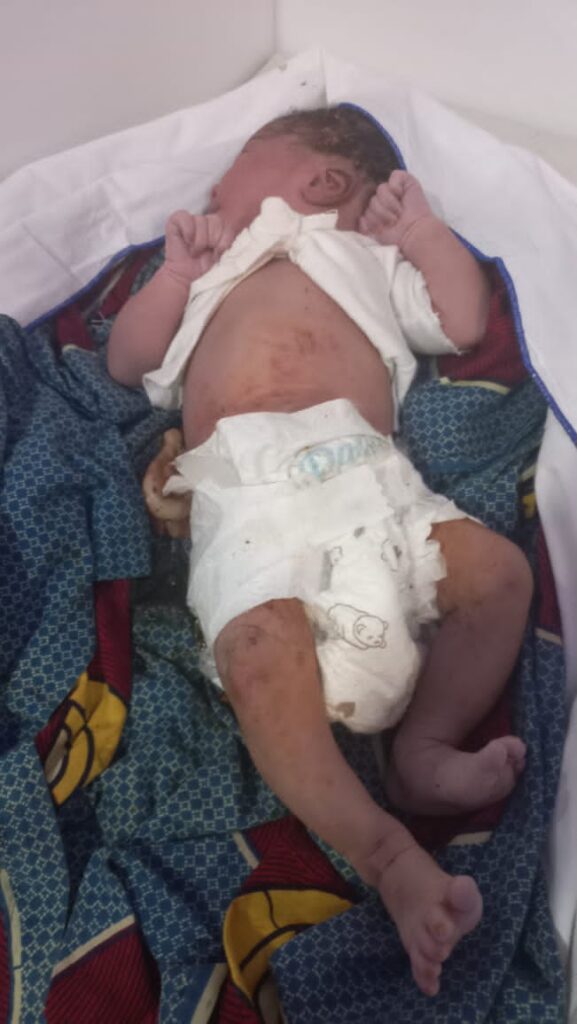 As3m ooo:Fresh baby born suspected to be a day born found alive at Atasemaso Astroturf: